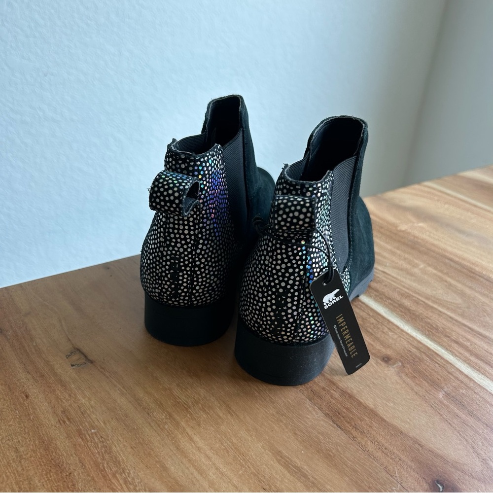 New Sorel Youth Emelie Chelsea Boots - Picture 3 of 5
